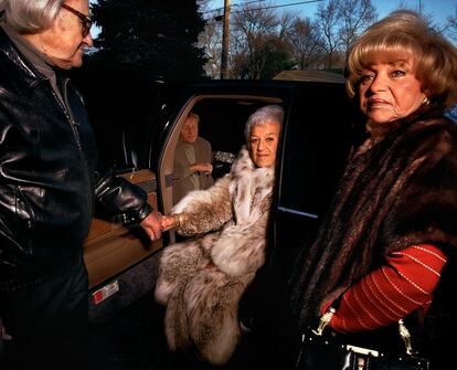 'El abuelo ayudando a la abuela a salir, 1999'