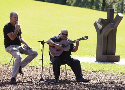 Los artistas Jon Maia y Jesús Prieto 'Piti' interpretan un fragmento de 'La tarara' en Chillida-Leku.