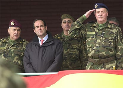 El Rey, junto al ministro de Defensa, José Bono, durante su visita a la base de Araca, en Álava.