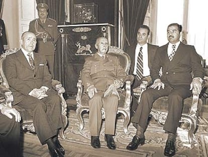 El general Franco, con el entonces vicepresidente de Irak, Sadam Husein, y Carlos Arias Navarro, presidente del Gobierno, en el palacio de El Pardo (diciembre de 1974).