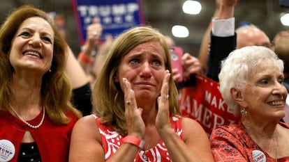 Mujeres al borde de las lágrimas aclamando a Donald trump.