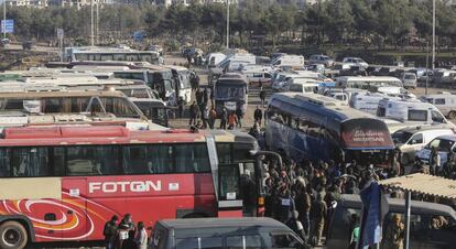 Cientos de civiles evacuados de Alepo llegan a territorio bajo control rebelde en la provincia de Idlib.