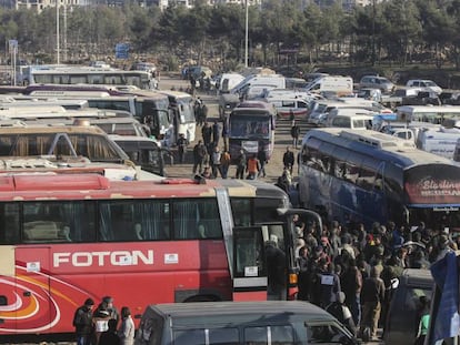 Cientos de civiles evacuados de Alepo llegan a territorio bajo control rebelde en la provincia de Idlib.