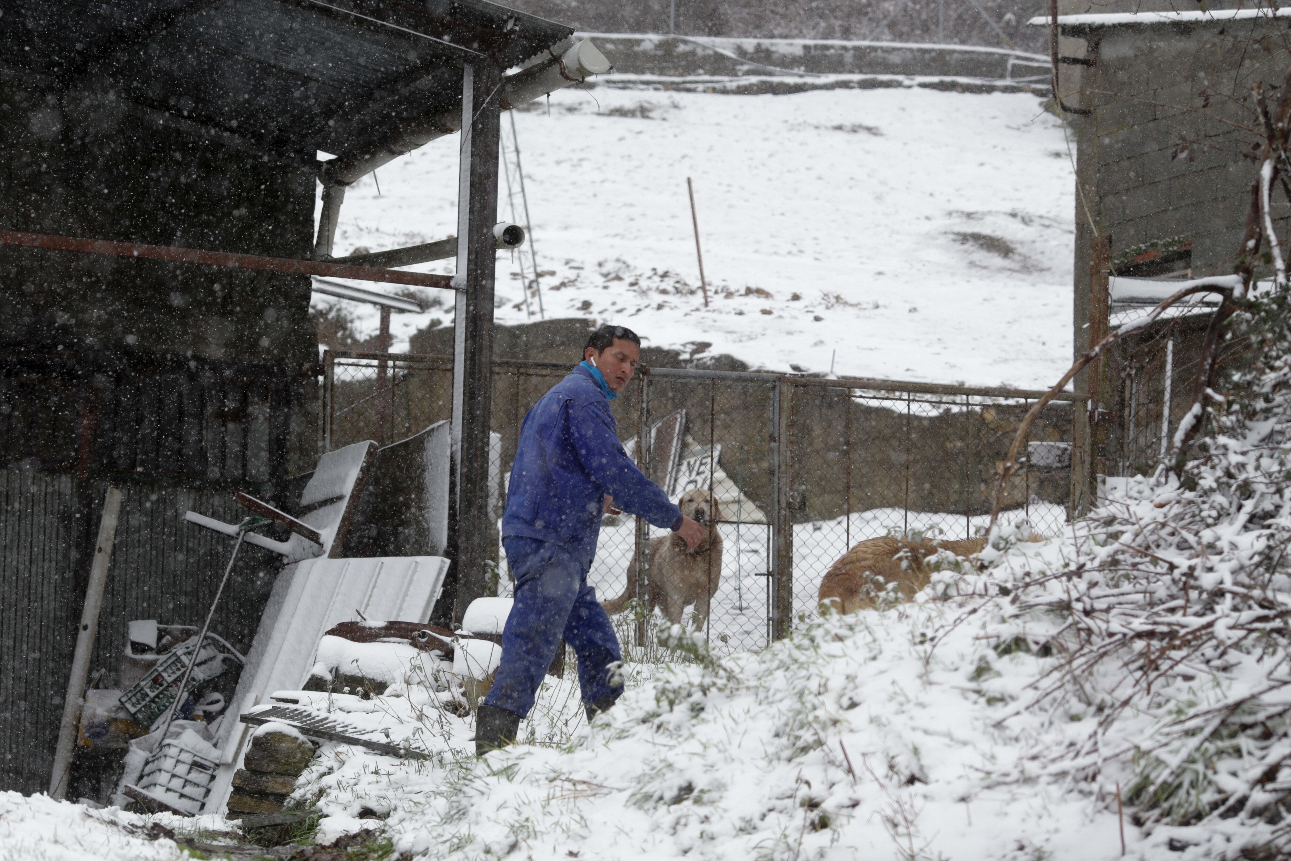 Un hombre camina por la nieve en la localidad gallega de Pedrafita do Cebreiro, Lugo, este martes.