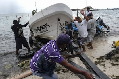 El gobernador del Estado de Quintana Roo, Carlos Joaquín González, ha emitido la alerta roja en la zona norte del territorio y ha anunciado el inicio de la evacuación en las zonas hoteleras de Puerto Morelos, Cancún y en la isla de Holbox. Según el reporte del NHC, el centro del huracán se encuentra a 420 kilómetros de Cozumel, y podría impactar la ciudad portuaria de Puerto Morelos, 40 kilómetros al sur de Cancún.