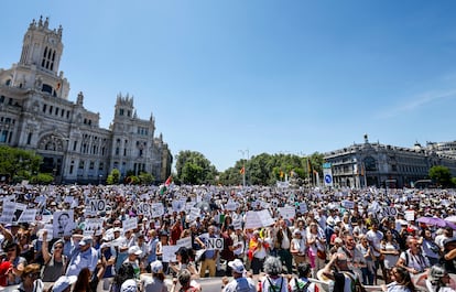 Vista general de la plaza de Cibeles, este domingo, durante la manifestación.