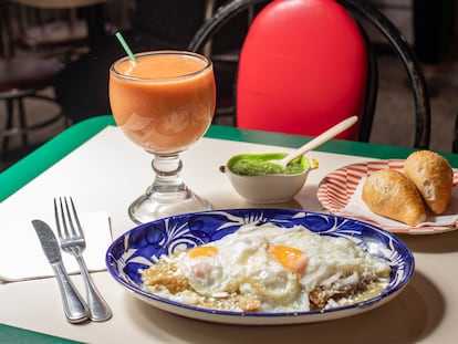 Chilaquiles verdes con huevo de la fonda La abuelita del Mercado de Medellín en la colonia Roma de Ciudad de México.