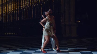 Fotograma del videoclip 'Ateo' de C. Tangana y Nathy Peluso, rodado en la catedral de Toledo.