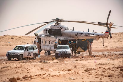 Personal de Minurso sale de un helicóptero en Guerguerat, en el Sáhara Occidental, junto a la frontera con Mauritania, en noviembre de 2020.