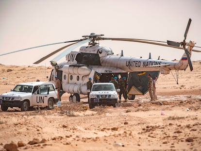 Personal de Minurso sale de un helicóptero en Guerguerat, en el Sáhara Occidental, junto a la frontera con Mauritania, en noviembre de 2020.