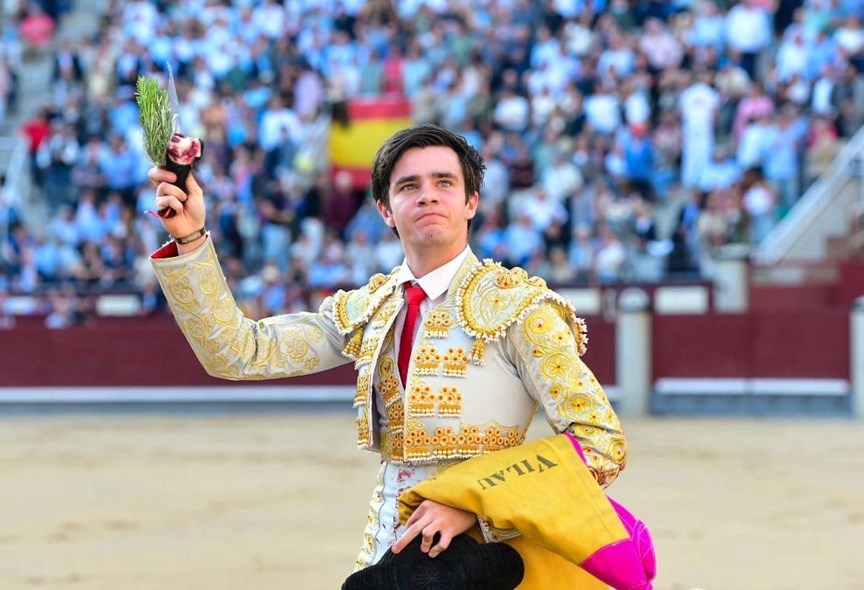 Mario Vilau da la vuelta al ruedo con la oreja de su primer novillo.