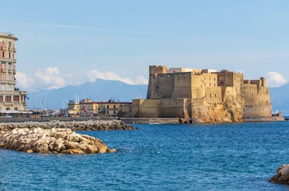 Vista de Castel dell'Ovo, del siglo XV, en el golfo de Nápoles.