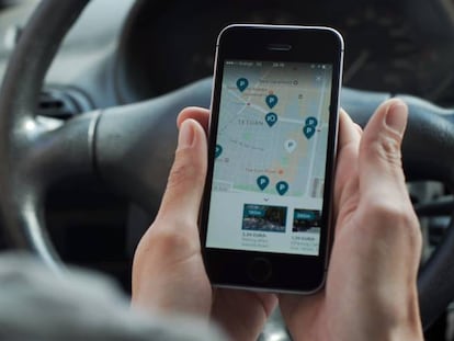 Una persona utiliza la app de ElParking en el móvil.