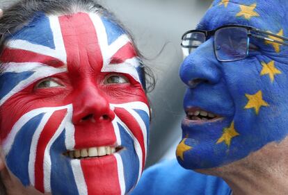 Manifestantes con las banderas de Reino Unido y de la Unión Europea pintadas sobre su rostro, durante la cumbre.