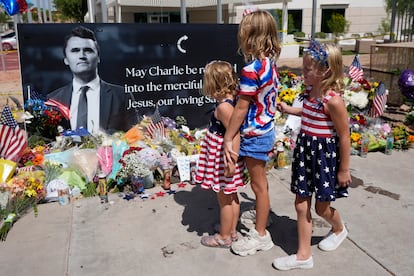 Memorial en la sede de Turning Point USA tras la muerte de Charlie Kirk, en Phoenix. 