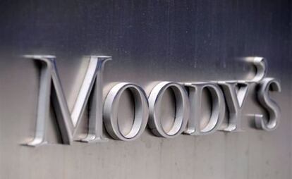 Logo de Moody&#039;s en su sede corporativa, en Nueva York.