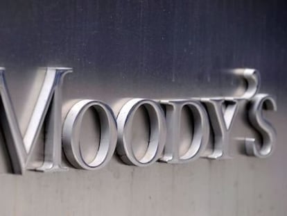 Logo de Moody&#039;s en su sede corporativa, en Nueva York.