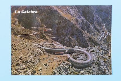 La Calobra, detalle de su carretera, vista aérea, Mallorca, Baleares, España. Foto Planas. Colección de postales en Casa Planas. Palma de Mallorca, 15/05/2025.