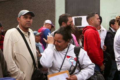 Inmigrantes venezolanos en las oficinas de migración de Lima.