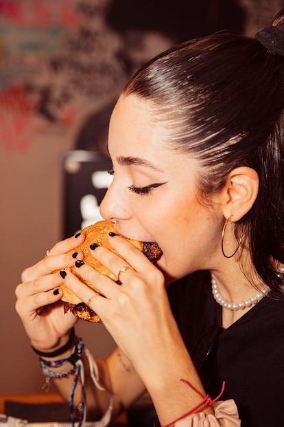 En la imagen, una hamburguesa de Junk Burger, campeona de España 2022, está siendo devorada.