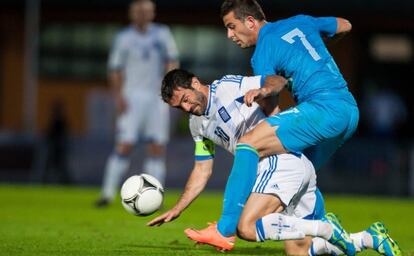 Karagounis, de blanco, disputa el balón de Sisic en un partido amistoso contra Eslovenia.