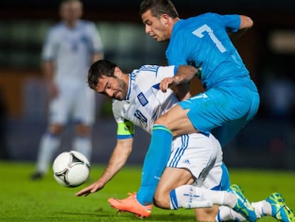 Karagounis, de blanco, disputa el balón de Sisic en un partido amistoso contra Eslovenia.
