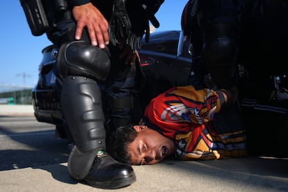 Un manifestante es arrestado durante las protestas en Los Ángeles, este martes.