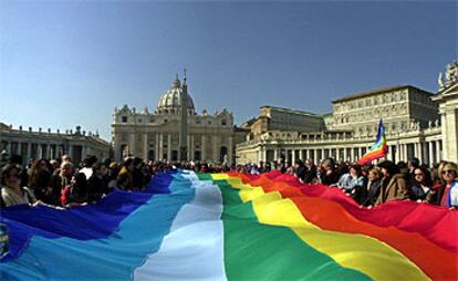 El Papa llama al ayuno y la oración en el Vaticano, donde se ha desplegado una bandera por la paz.