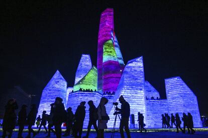 Al caer la noche, la mayoría de los turistas cambian el blanco paisaje de las esculturas de nieve por las luces de neón del Mundo de Hielo, que sorprende con altísimas estructuras de hasta 42 metros construidas con agua congelada. Los más pequeños suben a lo más alto de las fortalezas de hielo y se deslizan por los toboganes.