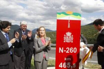 La ministra de Fomento, Ana Pastor (3i), acompañada por varias autoridades, durante la inauguración de la puesta en servicio del tramo de carretera Sabiñánigo-Fiscal de la N-260, hoy en Huesca.