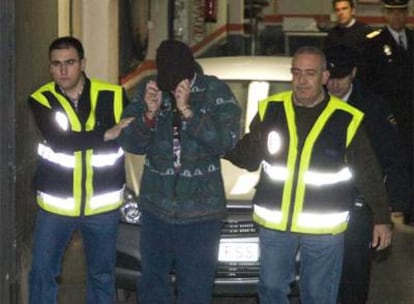 Santiago del Valle, con un verdugo en la cabeza, sale detenido de la comisaría de Cuenca.