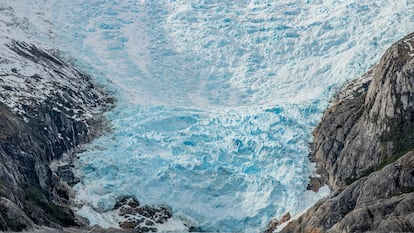 Glaciar Italia en la cordillera Darwin a orillas del canal Beagle, al sur de Chile. Al navegar a través del Beagle se aprecian glaciares que se desprenden hacia el mar desde el campo de hielo de Darwin.