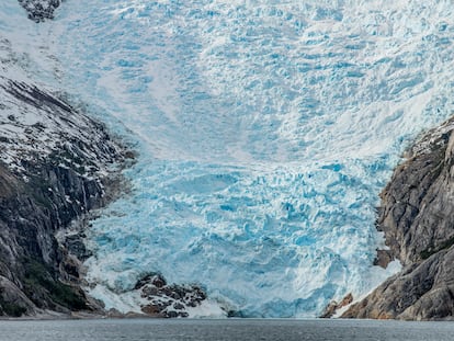 Glaciar Italia en la cordillera Darwin a orillas del canal Beagle, al sur de Chile. Al navegar a través del Beagle se aprecian glaciares que se desprenden hacia el mar desde el campo de hielo de Darwin.