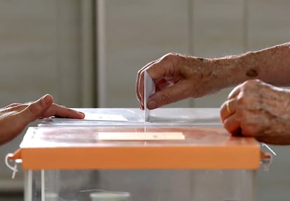 Una persona deposita su voto en el Colegio Cristo Rey en Madrid durante la jornada de elecciones generales.