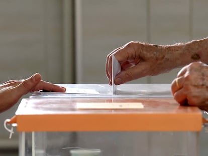 Una persona deposita su voto en el Colegio Cristo Rey en Madrid durante la jornada de elecciones generales.