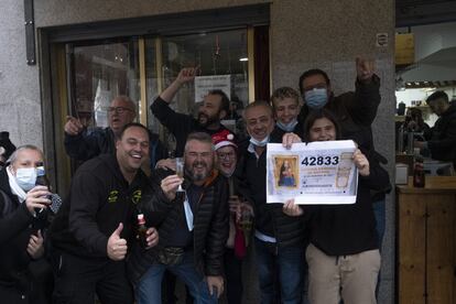 Vecinos de Parque Alcosa, en Sevilla, celebran el cuarto premio, vendido en el bar La Bodega.