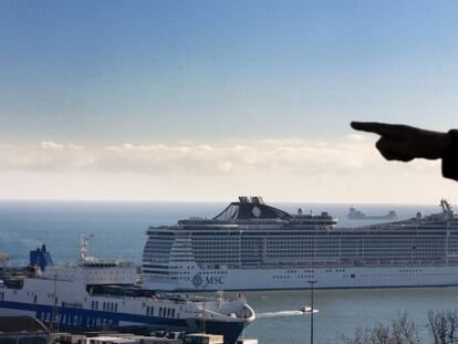 Un gran crucero atracado en el puerto de Barcelona.
