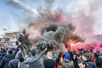 Los aficionados del Ajax lanzan bengalas antes de la semifinal de la Champions League.