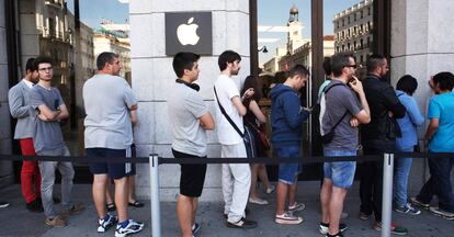 Unos j&oacute;venes esperan en la Apple Store de Madrid ante el lanzamiento de un nuevo producto