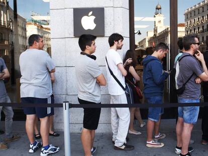 Unos j&oacute;venes esperan en la Apple Store de Madrid ante el lanzamiento de un nuevo producto