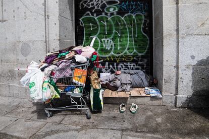 Una persona sin hogar, en Madrid, durante la pandemia.
