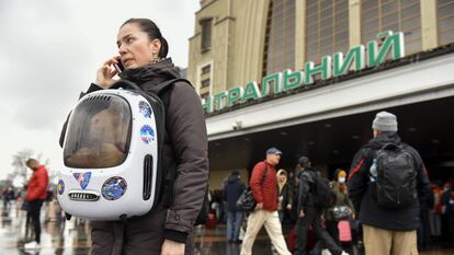 Ukrainians leave Kyiv as Russian troops enter Ukraine.