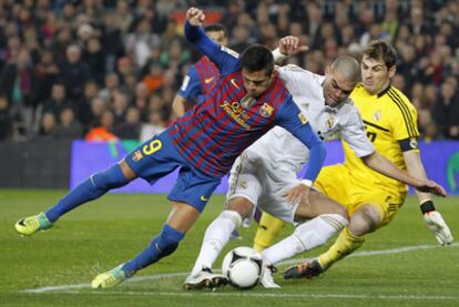 Pepe intenta sacar el balón entre Alexis y Casillas.