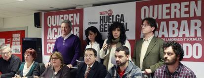 Dirigentes regionales de UGT y de CCOO informan de los servicios m&iacute;nimos. 