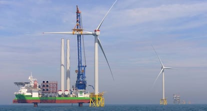  Trabajos de instalación de turbinas en el proyecto East Anglia One. 