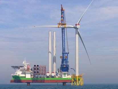  Trabajos de instalación de turbinas en el proyecto East Anglia One. 