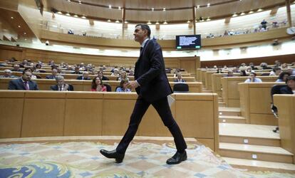 El president Pedro Sánchez abandona el Senat al final de la seva intervenció.