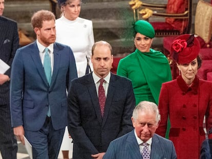 Enrique de Inglaterra, su hermano Guillermo, Meghan Markle, el rey Carlos III y Kate Middleton, en el último acto oficial de los duques de Sussex, en marzo de 2020.