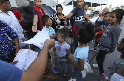 Refugiados reciben información sobre el asilo en el norte de México.
