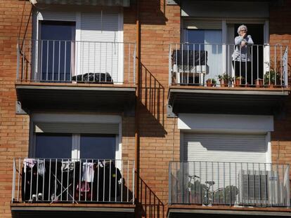 Una mujer en el balcón de su casa en Terrassa durante el estado de alarma.